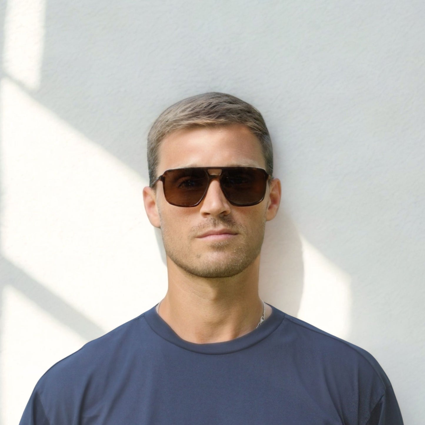 Classic tortoise square shaped sunglasses with metal arms