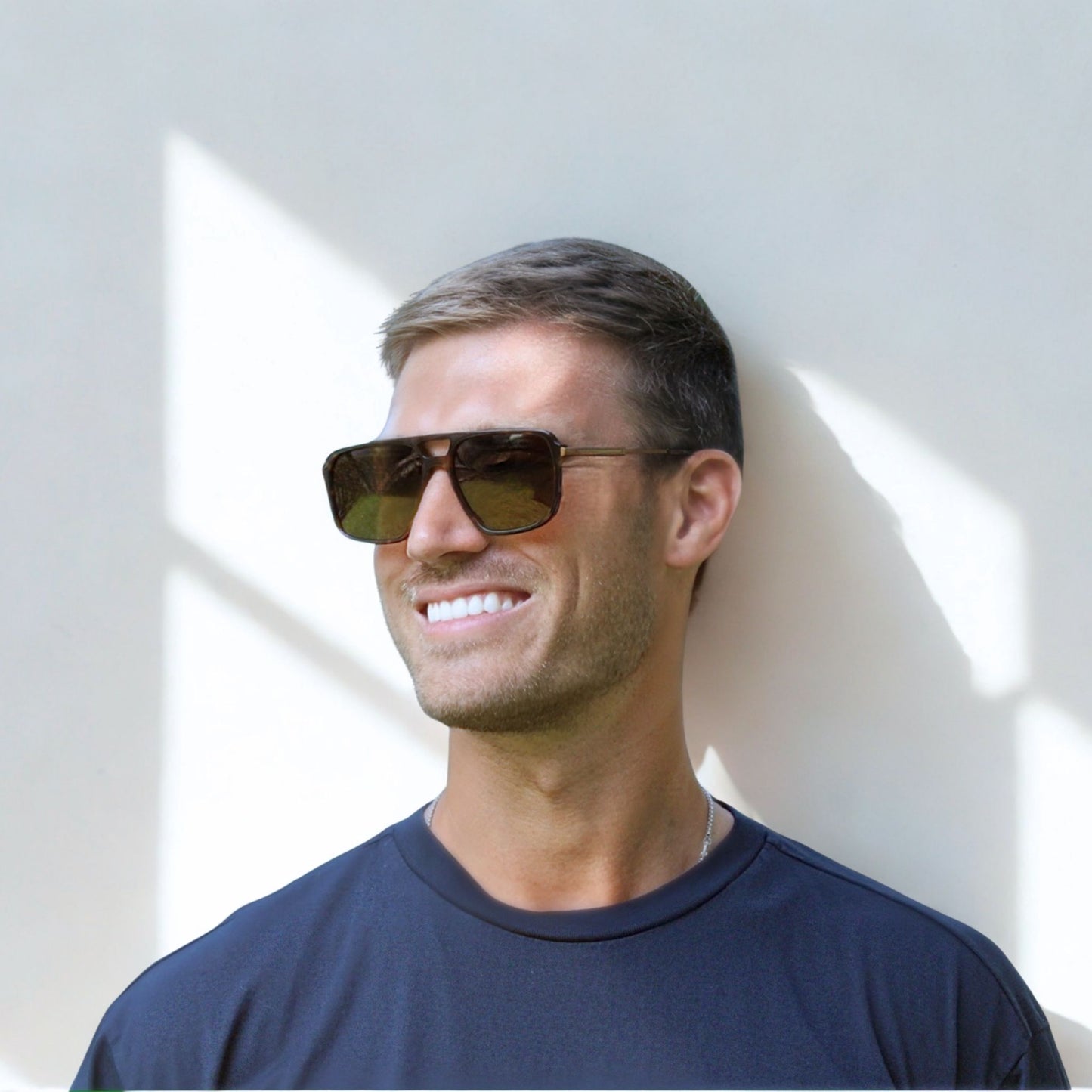 Classic tortoise square shaped sunglasses with metal arms