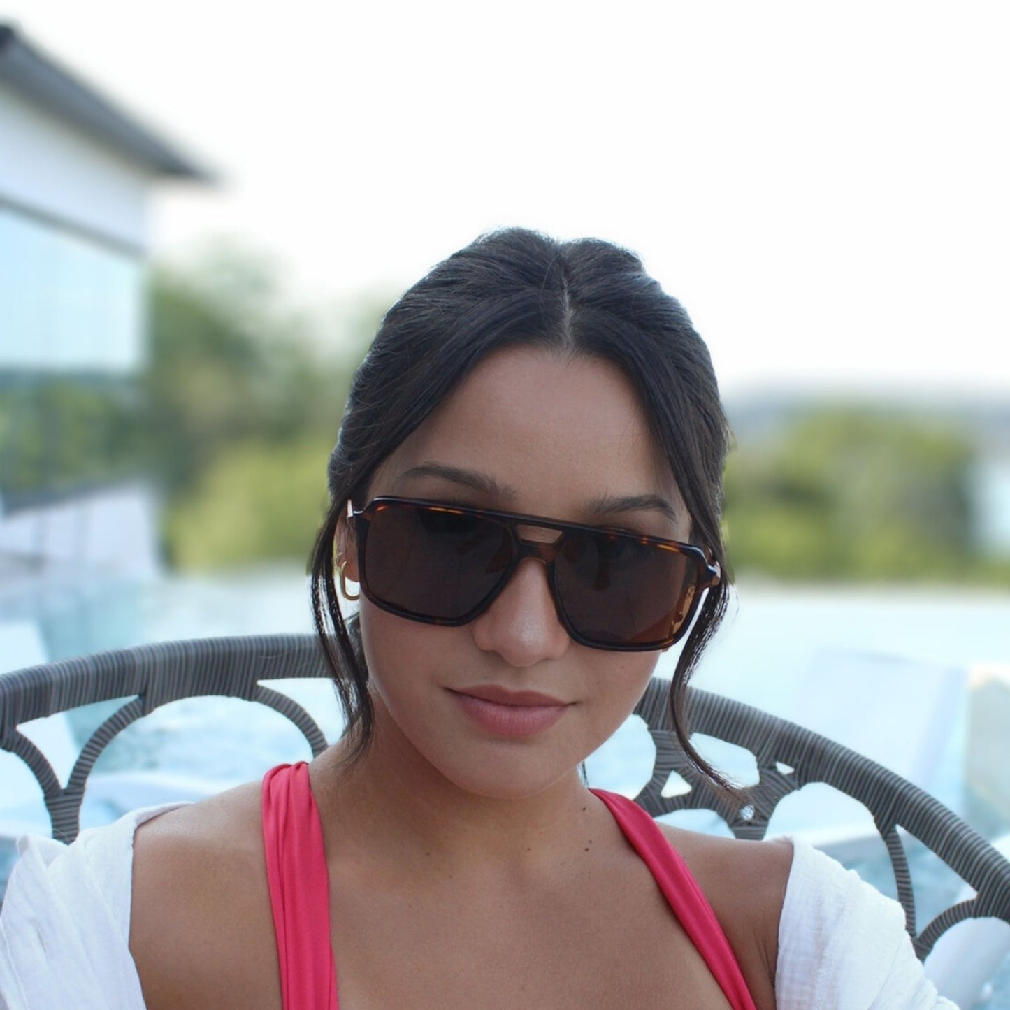 Classic tortoise square shaped sunglasses with metal arms