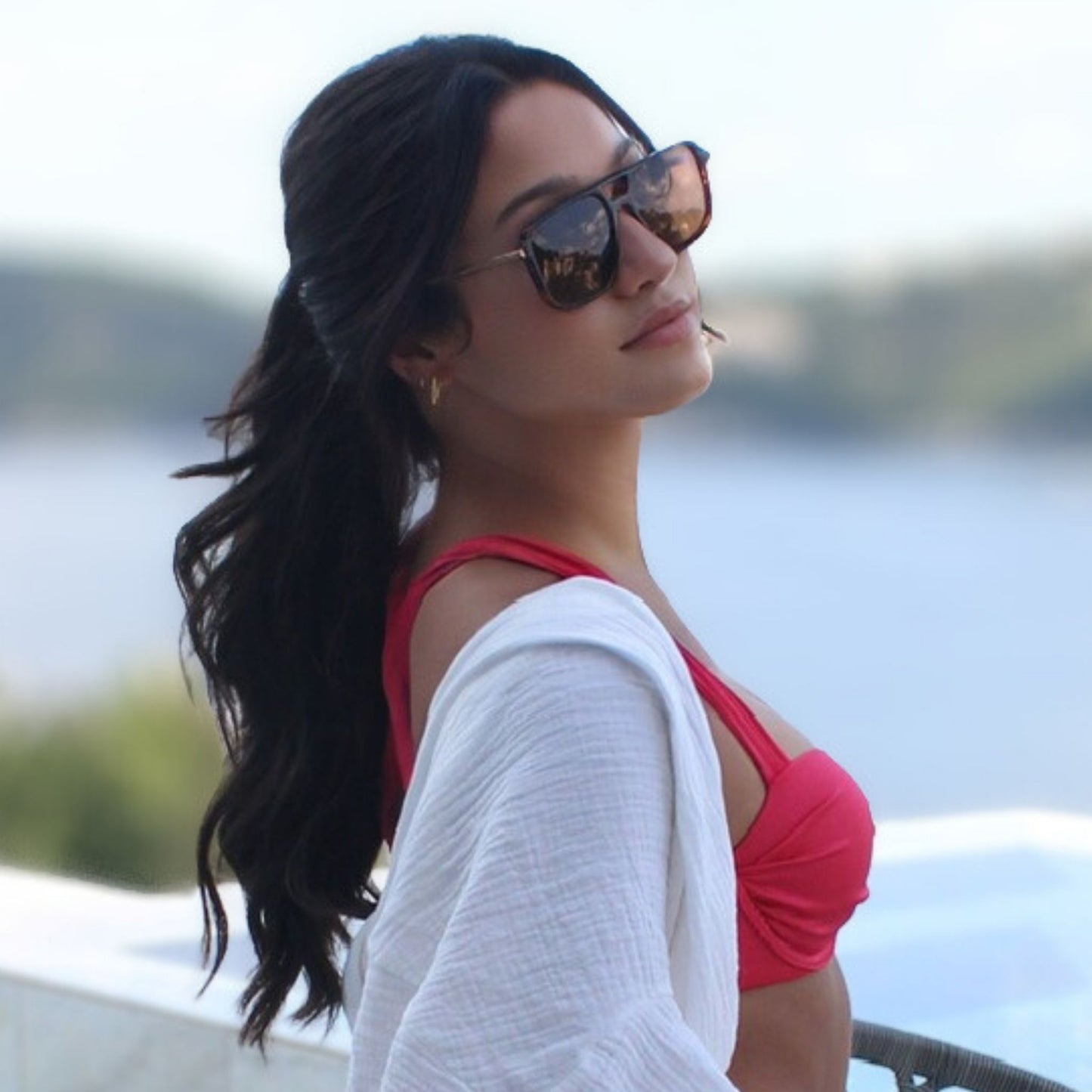 Classic tortoise square shaped sunglasses with metal arms