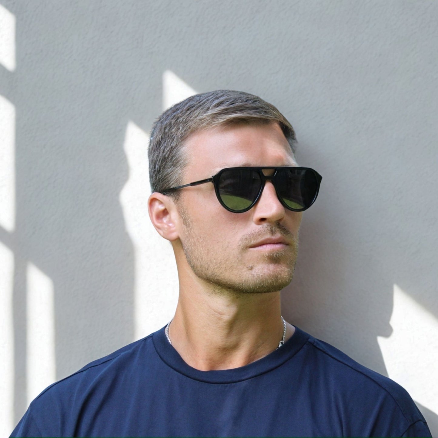Classic double bridge rounded frame in black with metal arms